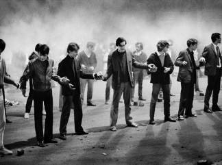 Bruno Barbey Un gruppo di studenti forma una catena per passare i ciottoli di una barricata a rue Gay-Lussac. Parigi 10 maggio 1968. Bruno Barbe