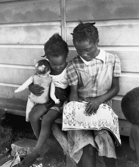 Eve Arnold Figli di raccoglitori di patate immigrati. Long Island New York 1951.  Eve ArnoldMagnum PhotosContrasto