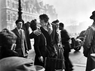 robert-doisneau- le-baiser -del lHotel-de-ville- paris 1950-1